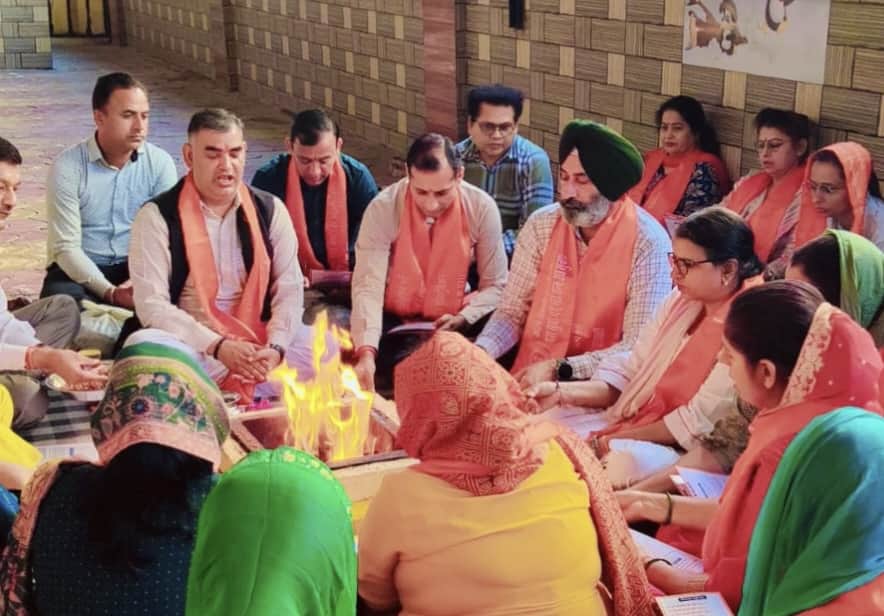 असंध डीएवी पब्लिक स्कूल में आयोजित हवन में आहुतियंा डालते अतिथि और अन्य। स्वयं