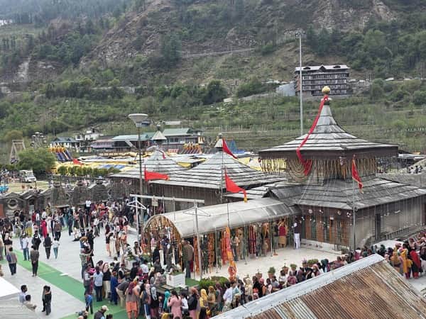 अष्टमी के दिन हाटकोटी मंदिर में दर्शन के लिए उमड़ी श्रदालुओं की भीड़