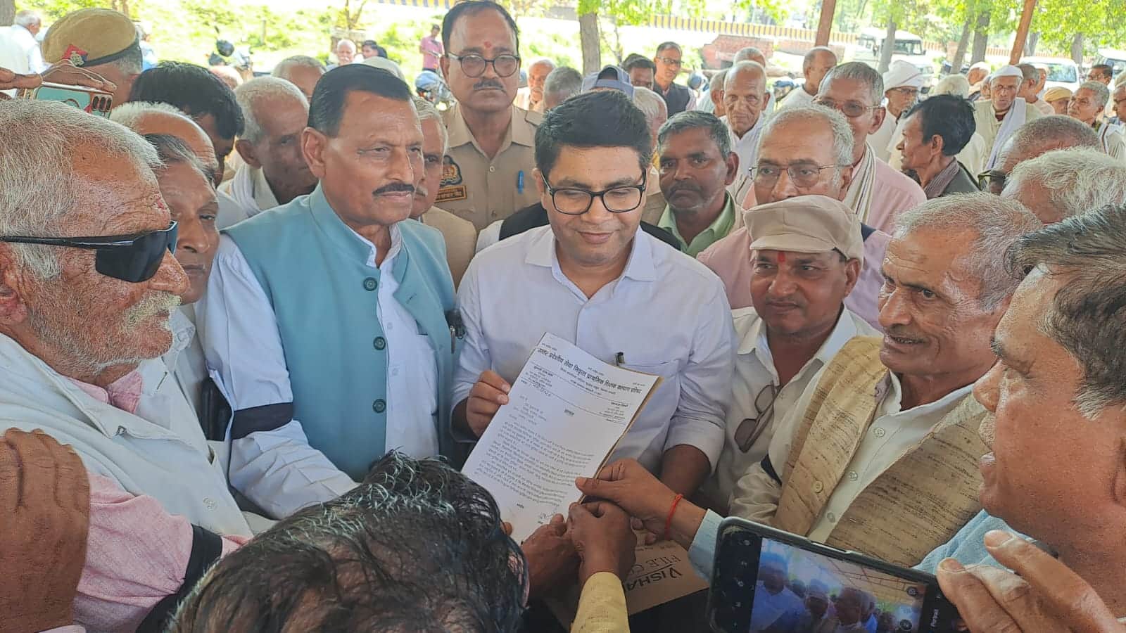 अतिरिक्त मजिस्ट्रेट को ज्ञापन सौंपते पेंशनर