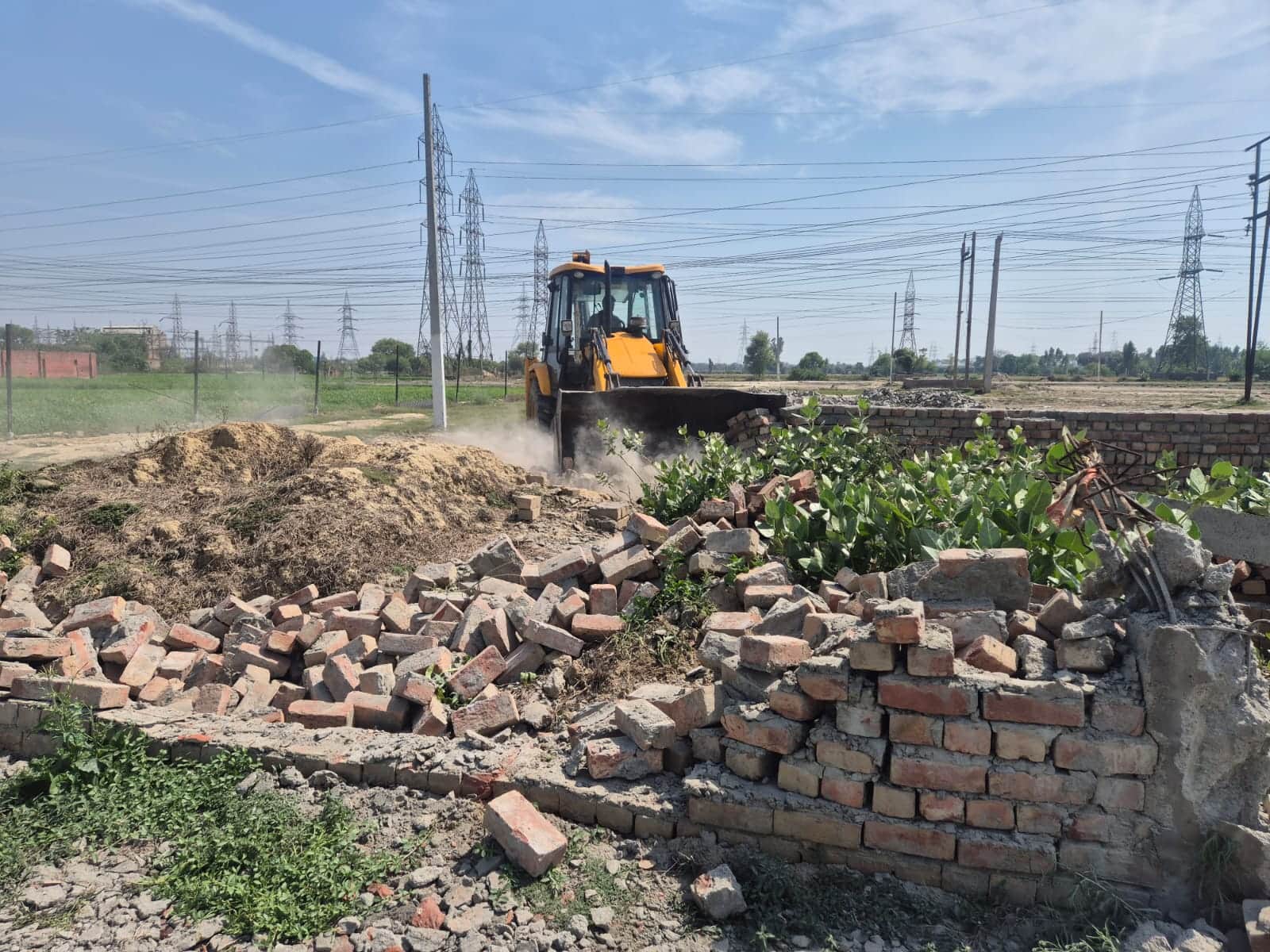 अवैध कॉलोनी पर कार्रवाई करते टीम। स्रोत : विभाग