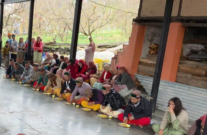 बोंडा नाग मंदिर में भंडारा ग्रहण करते श्रद्धालु। संवाद