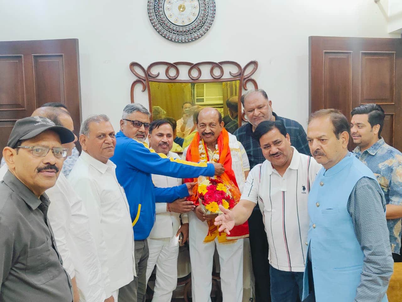 बैडमिंटन खिलाड़ी सुधीर गोयल को सम्मानित करते विधायक व अन्य। स्रोत स्वयं