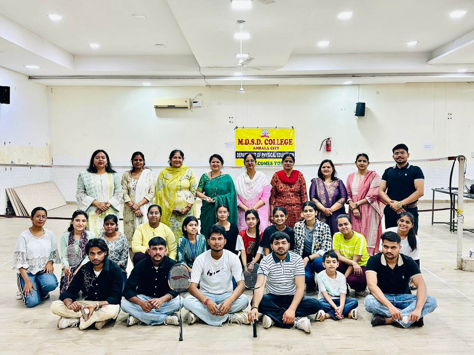 बैडमिंटन प्रतियोगिता में विजेता खिलाड़ी शिक्षकों के साथ। प्रवक्ता