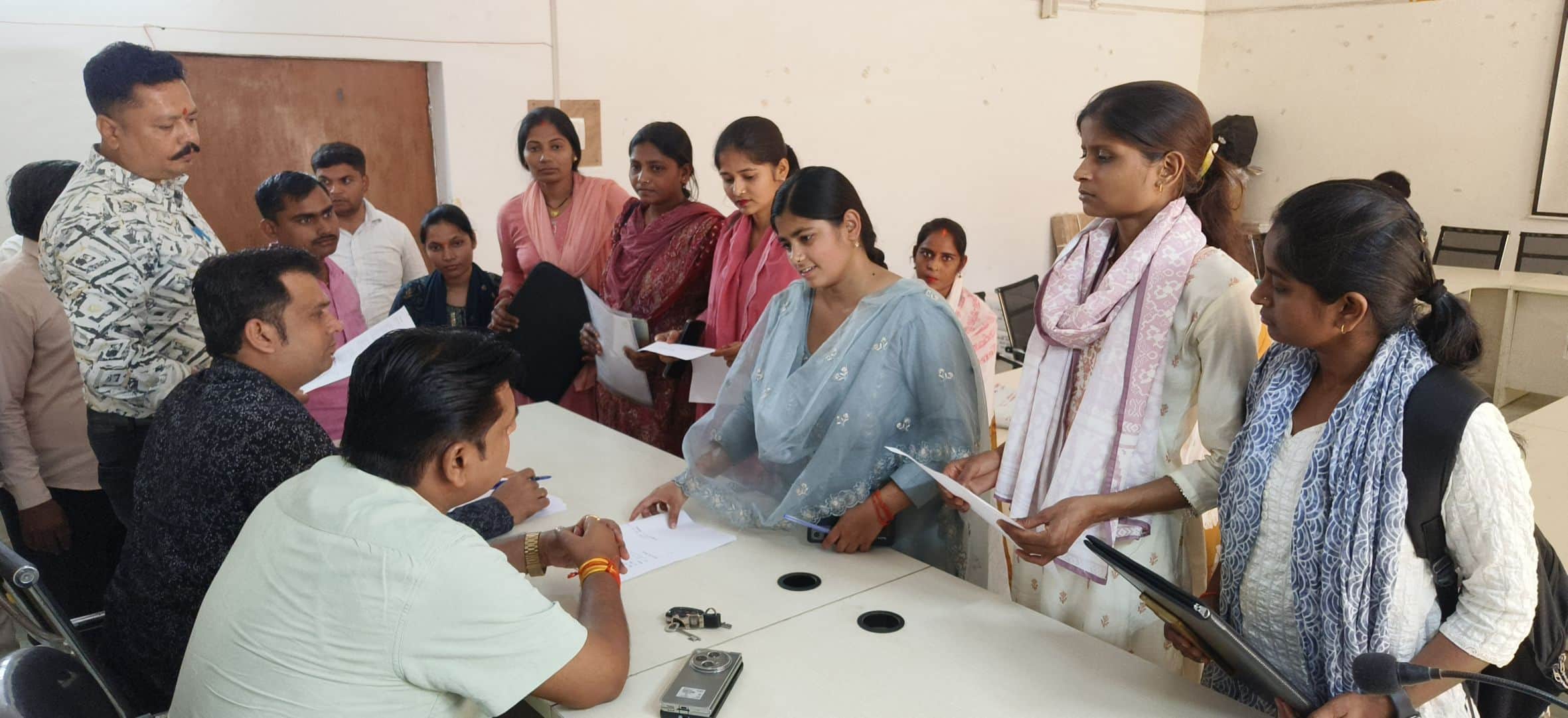 बीएसए दफ्तर में आयोजित काउंसलिंग में भाग लेती अभ्यर्थी।