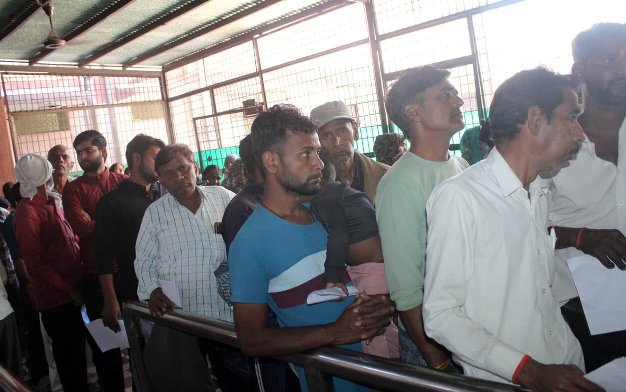 बागला जिला अस्पताल में लगी मरीजों की कतार। संवाद