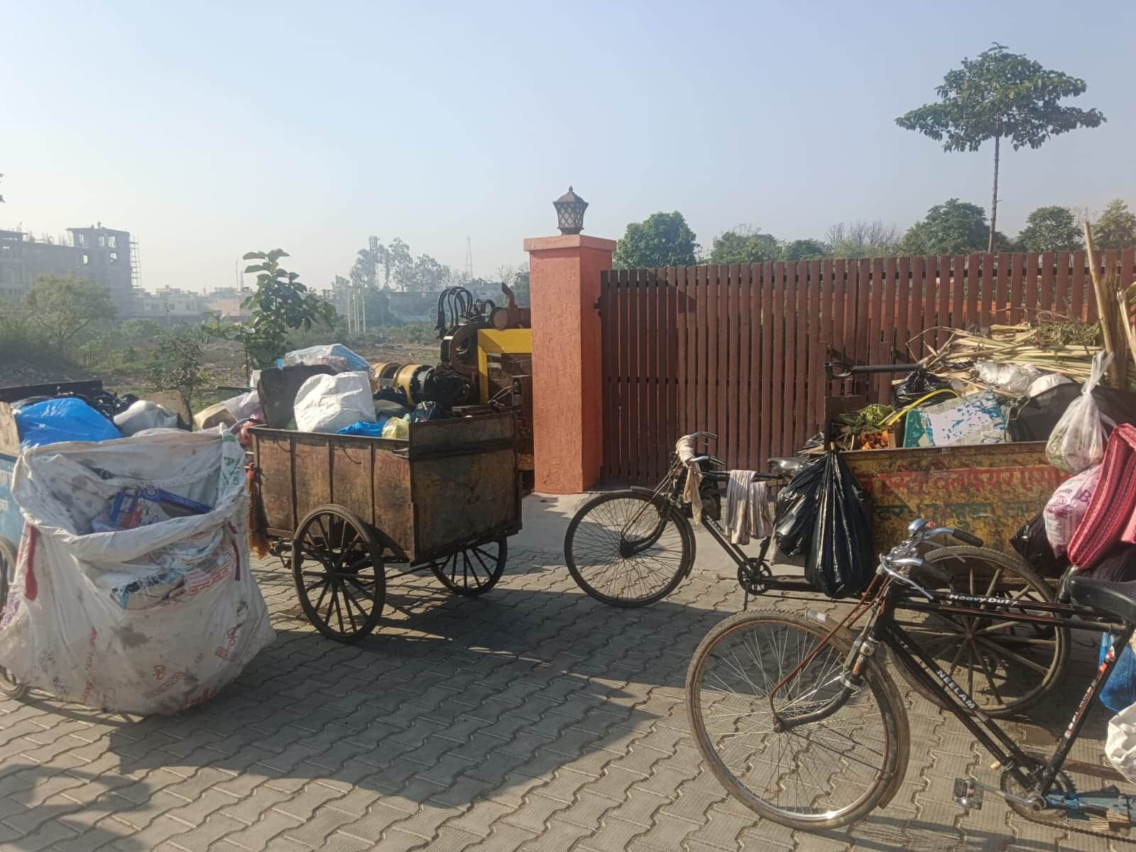 भाजपा जिला कार्यालय गेट के सामने खड़ी कचरे से भरी रेहड़ियां। संवाद