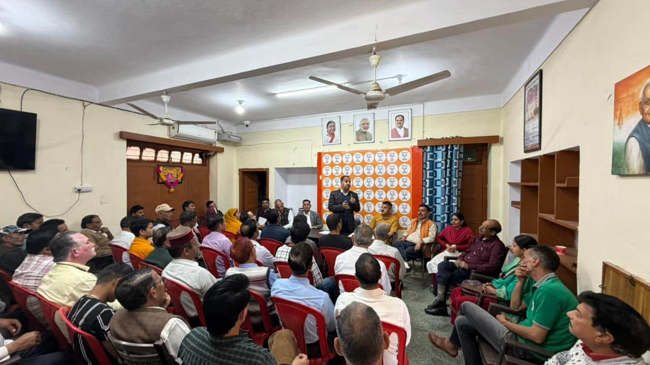 भाजपा कार्यालय बिलासपुर में आयोजित मंडल बैठक में कार्यकर्ताओं को संबोधित करते विधायक त्रिलोक जम