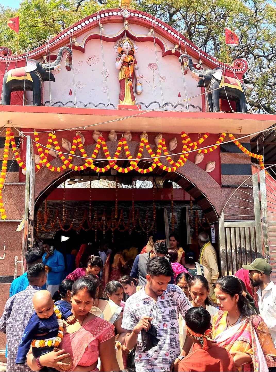 भानपुर स्थित समय माता बैडवा के दर्शन पूजन को उमड़े श्रध्दालु संवाद