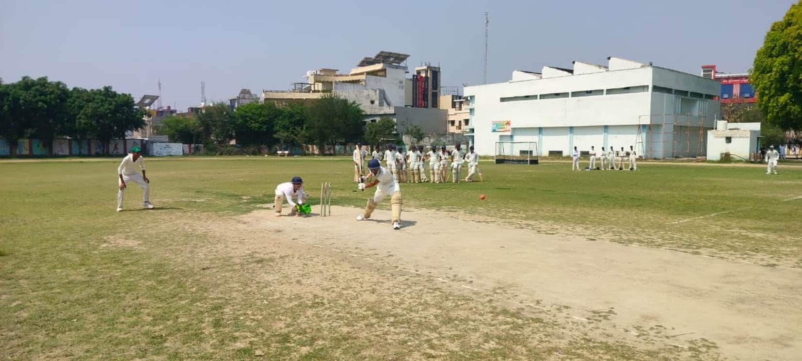 बहराइच के इंदिरा गांधी स्टेडियम में क्रिकेट का चयन ट्रायल देते खिलाड़ी।     -स्रोत : आयोजक