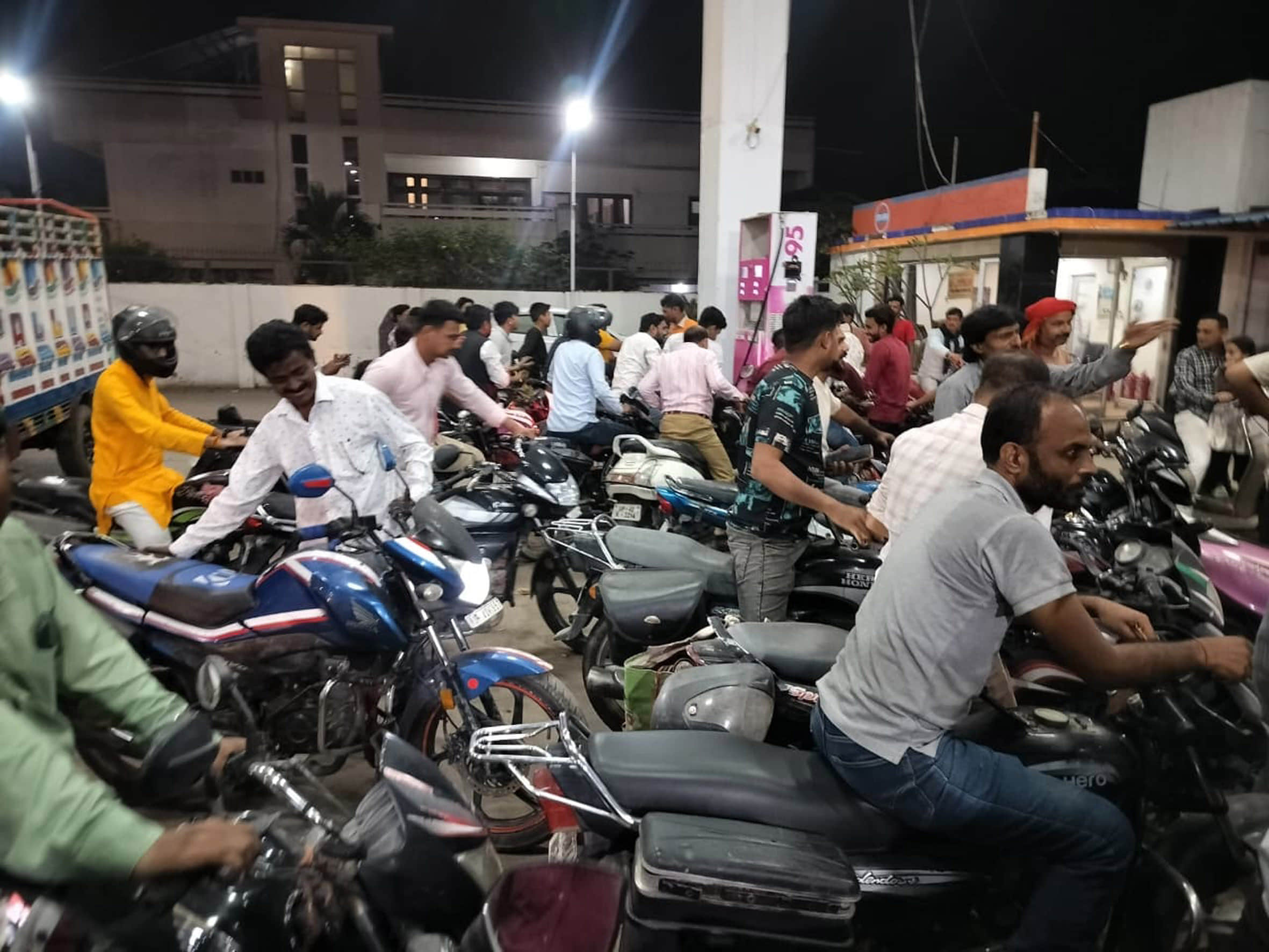 बहराइच में डिगिहा के पास स्थित पंप पर पेट्रोल के लिए लगी लाइन। -संवाद