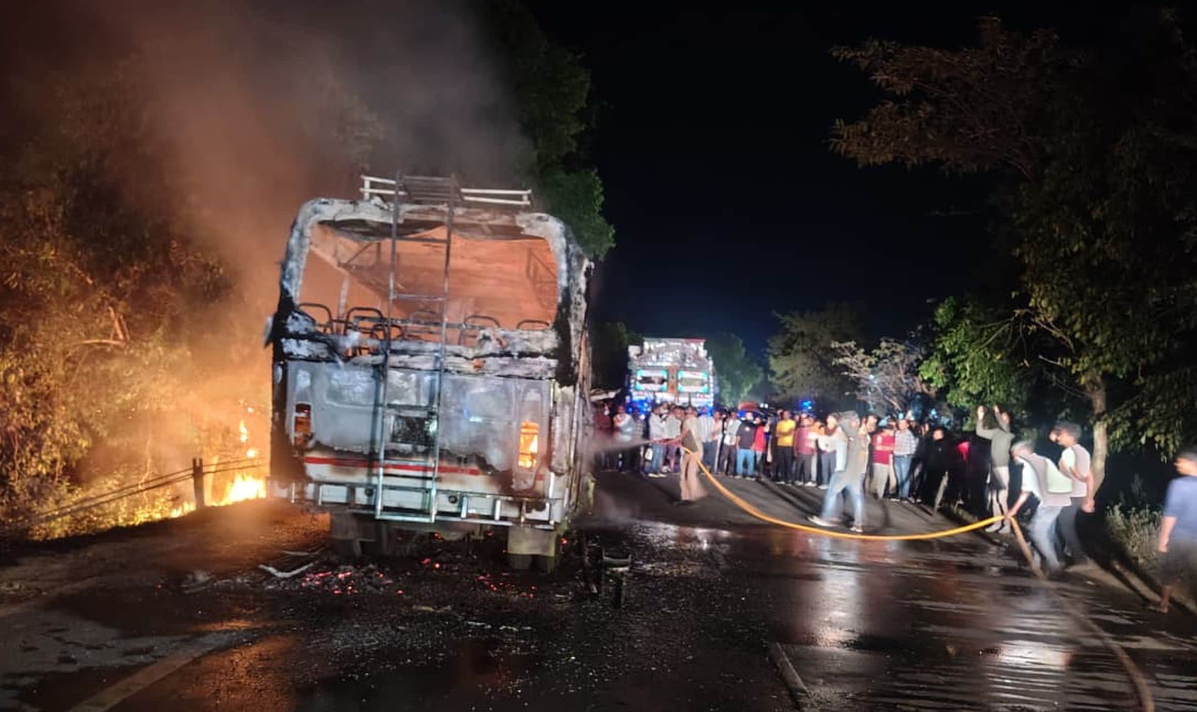 भदोखर थाना क्षेत्र के महेरी गांव के पास बस में लगी आग को बुझाते फायरकर्मी। 