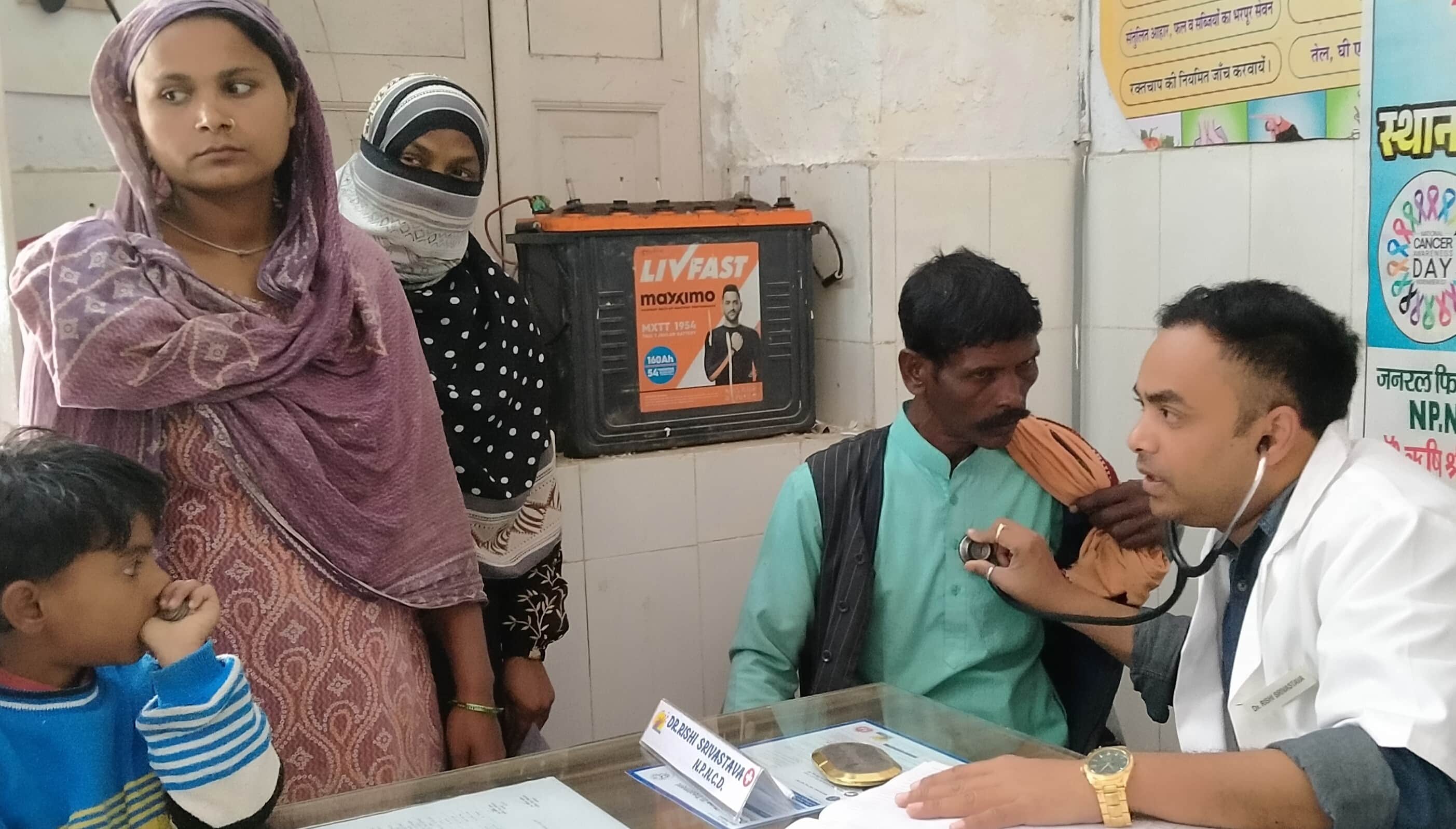 बलरामपुर के जिला मेमोरियल अस्पताल में इलाज करते चिकित्सक ।-संवाद