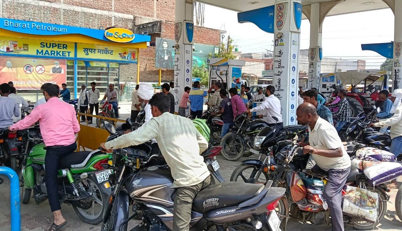 पेट्राेल पंप पर भीड़।