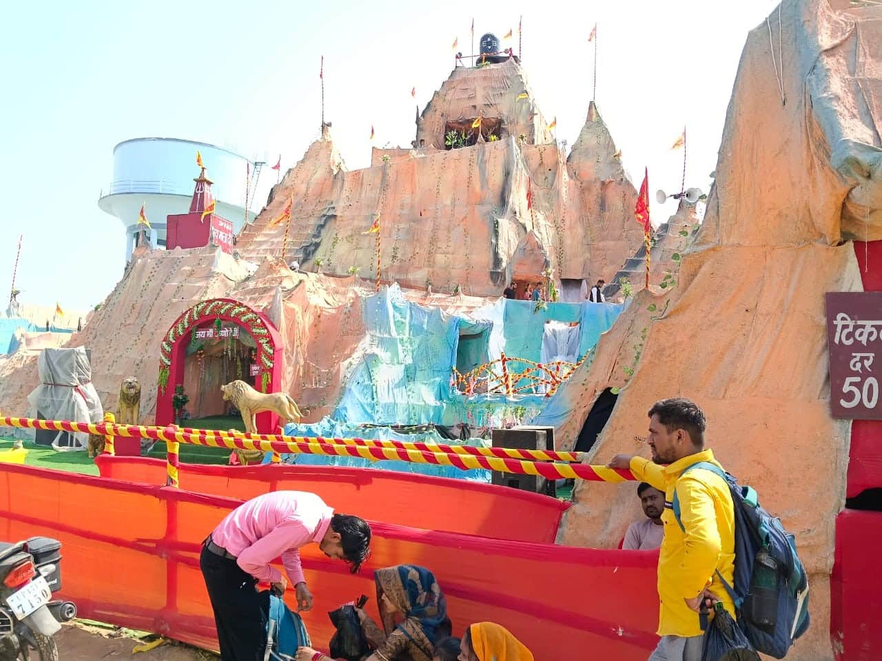 -बलरामपुर के तुलसीपुर में बनाया गया मां वैष्णव देवी का दरबार ।-संवाद