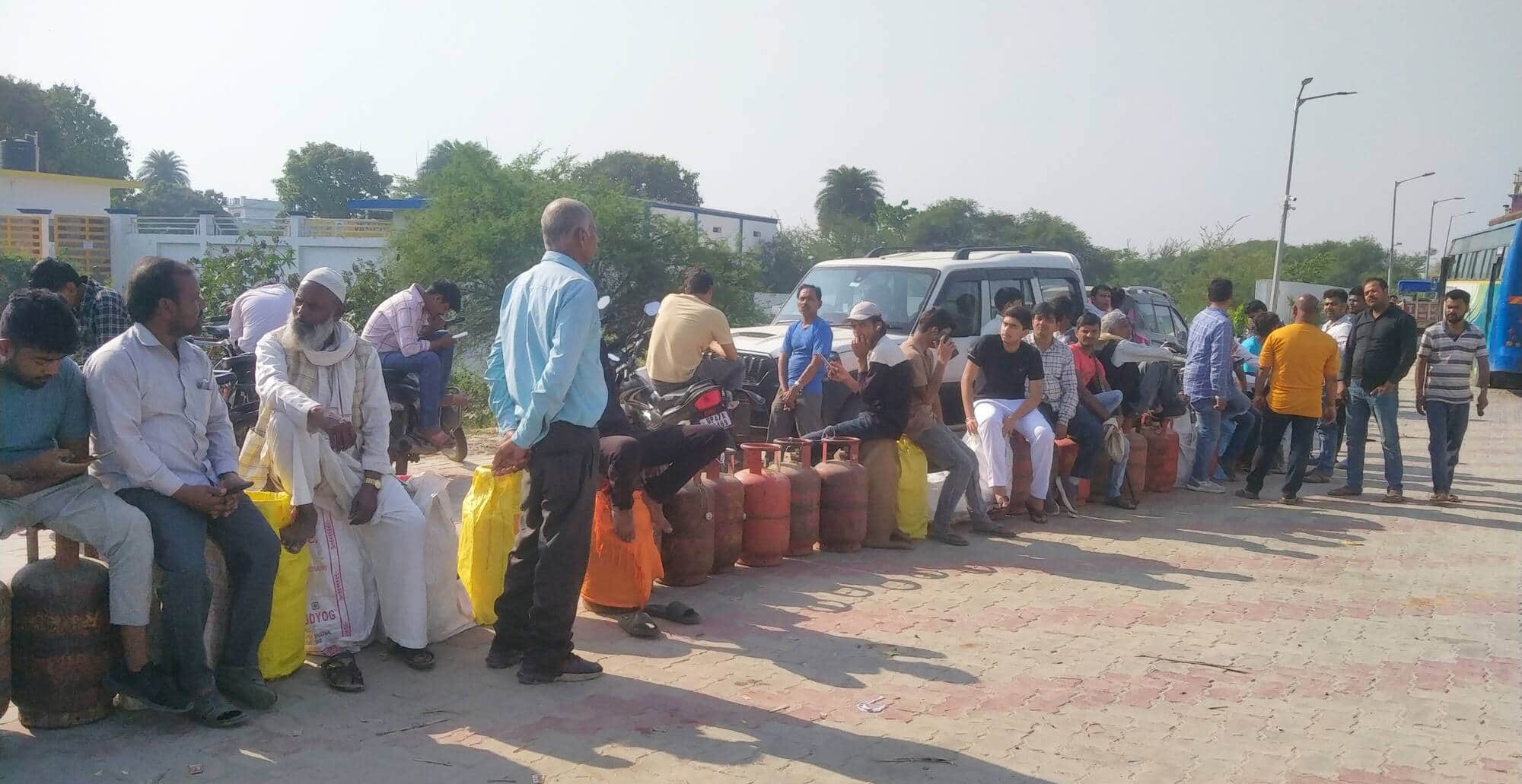 बलरामपुर के तुलसीपुर मार्ग पर स्थित बालाजी गैस गोदाम पर जुटी उपभोक्ताओं की भीड़ ।-संवाद
