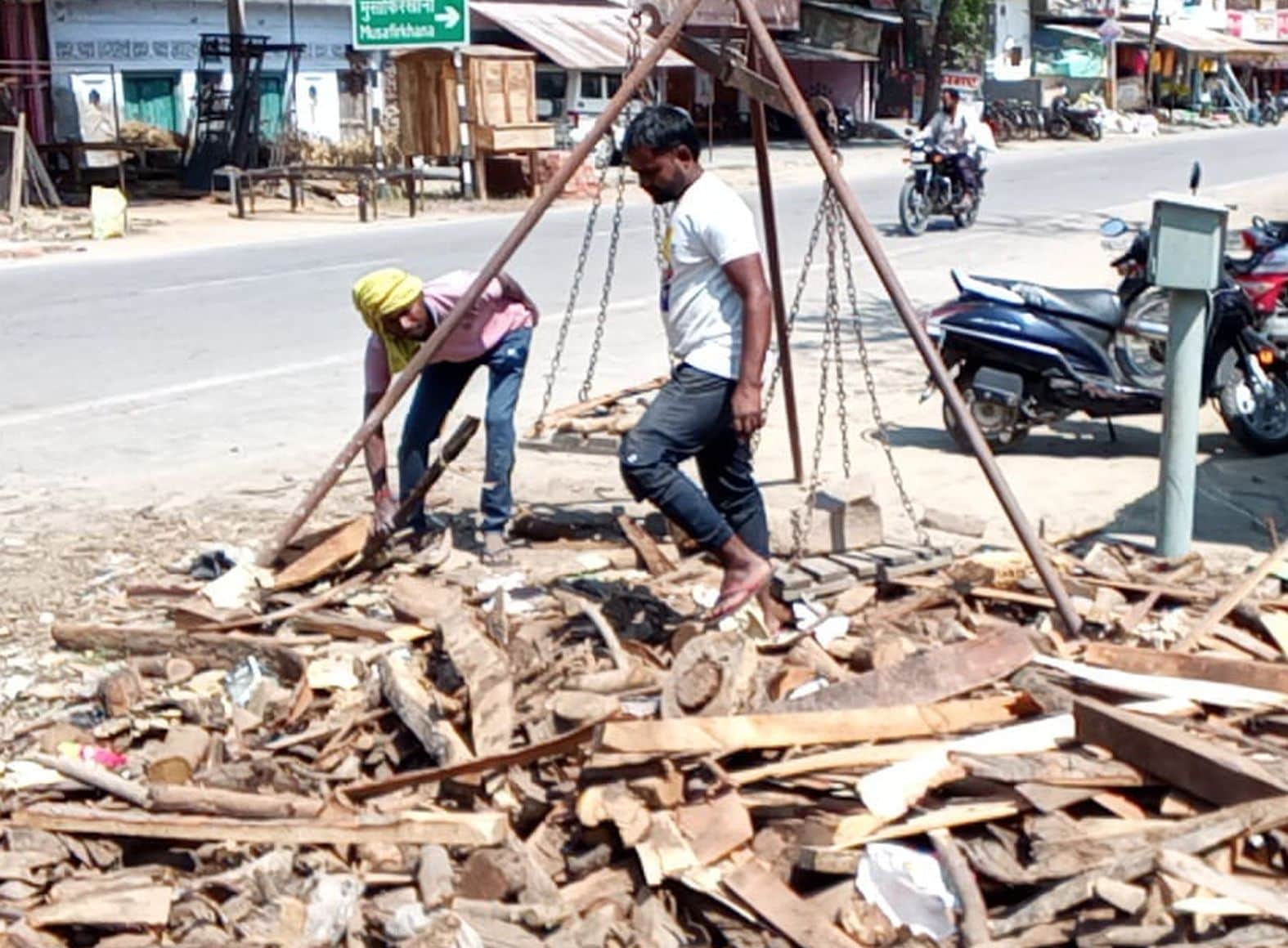 बल्दीराय के बहुरावां में जलौनी लकड़ी खरीदता ग्राहक। संवाद