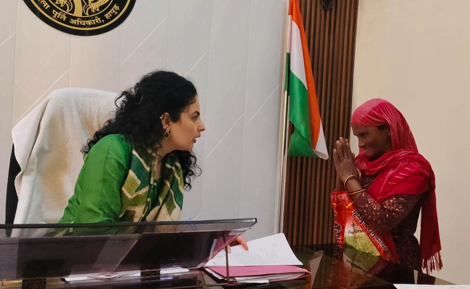 बेटी की शादी के लिए जिला पूर्ति अधिकारी से सिलिंडर की गुहार लगाती महिला। संवाद