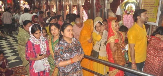 चंडी मंदिर में माता के दर्शन करने के लिए लगी श्रद्धालुओं की लाइन। संवाद