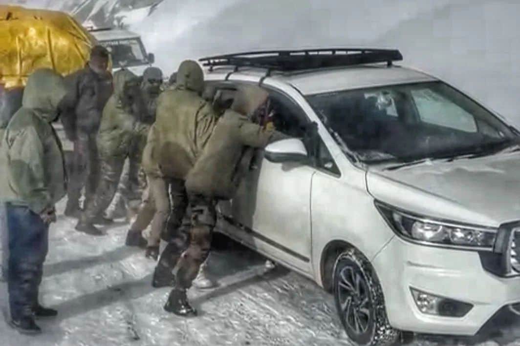 चांग ला टॉप पर फंसे वाहनों की सहायता और बचाव करते भारतीय सेना के जवान।