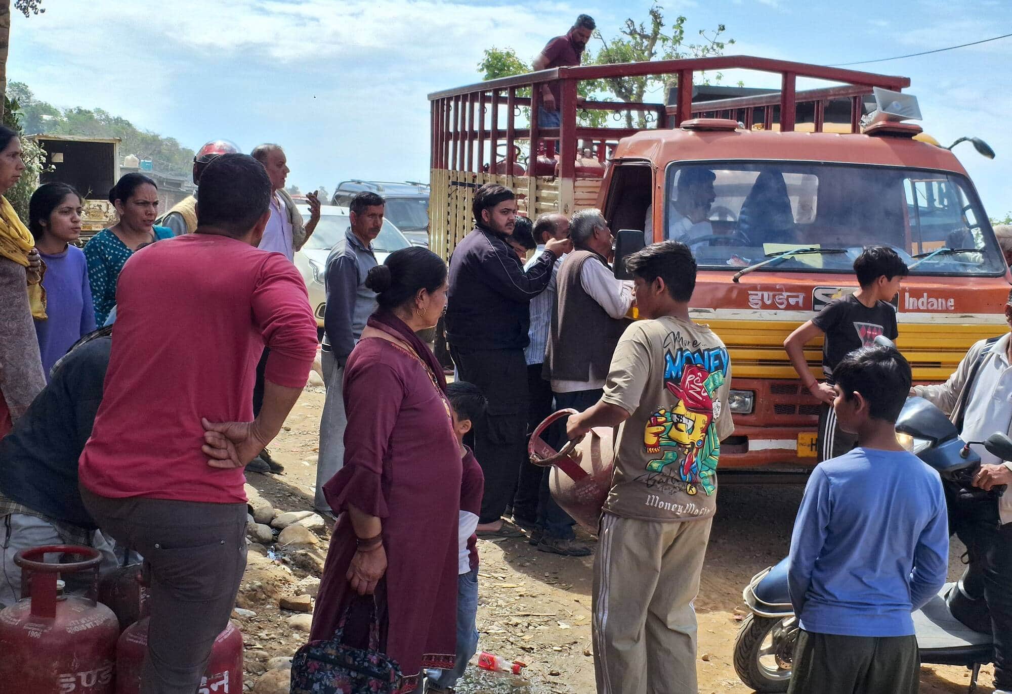 चोलथरा में गैस वितरण के दौरान अव्यवस्था के बीच सिलिंडर लेने पहुंचे उपभोक्ता। स्रोत : जागरूक पाठ