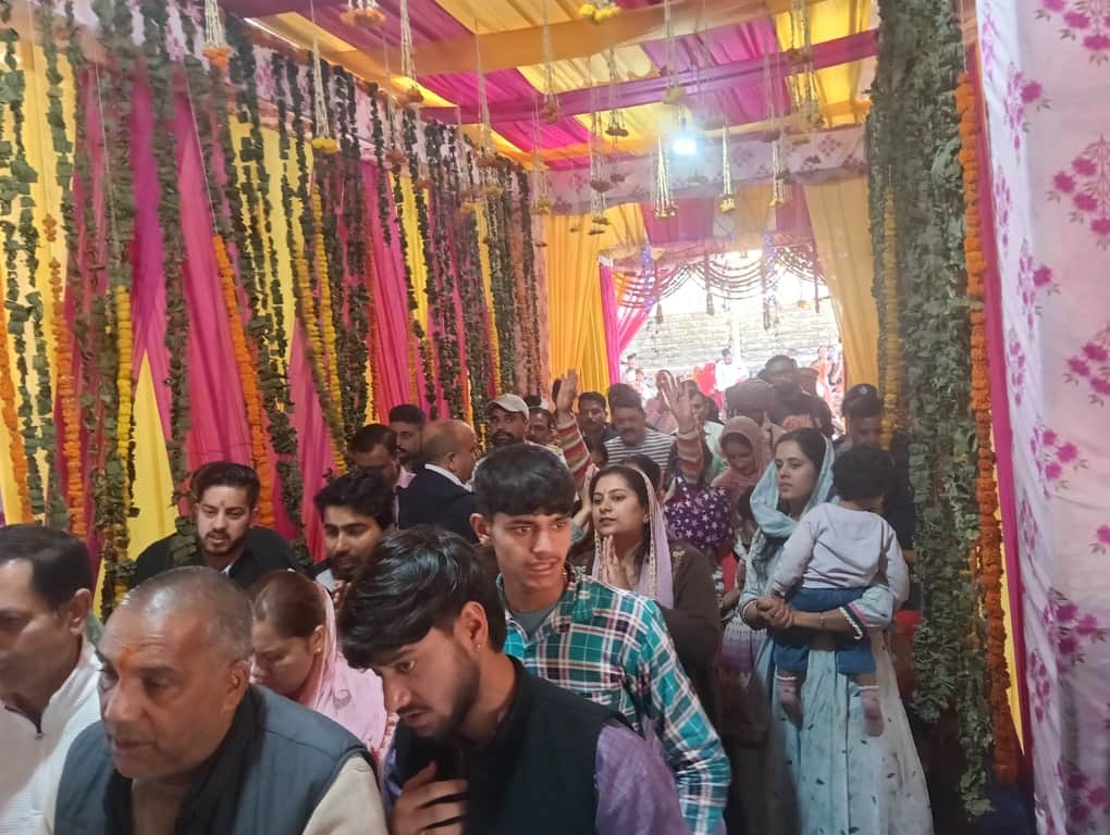 चामुंडा माता मंदिर में दर्शनों के लिए लगी लाइन
