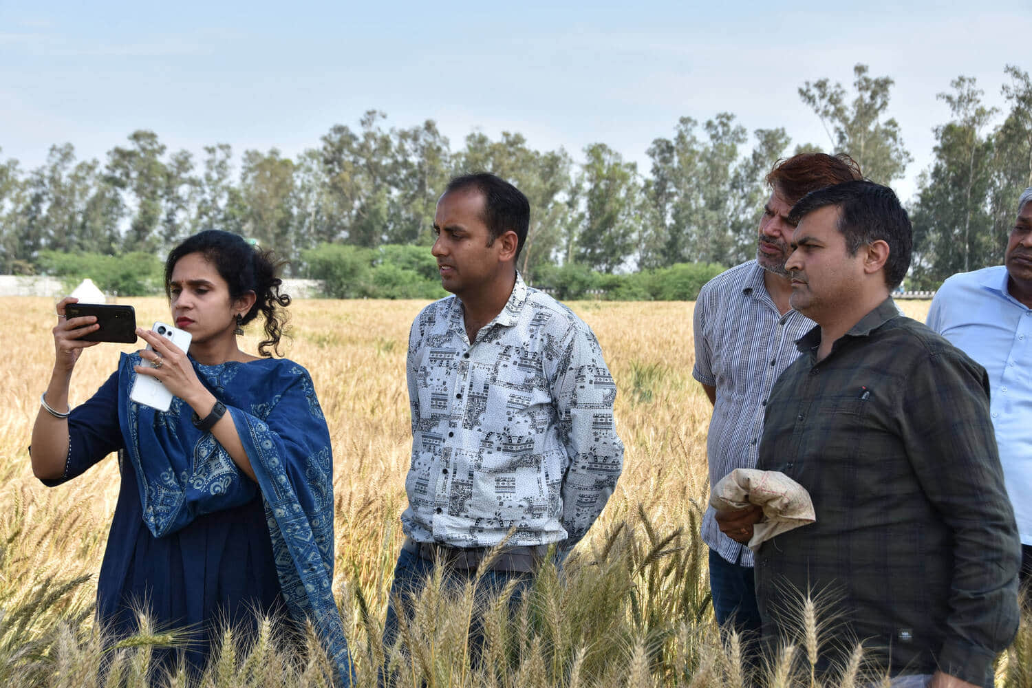 डिजिटल क्रॉप सर्वे का निरीक्षण करने पहुंची डीसी अपराजिता