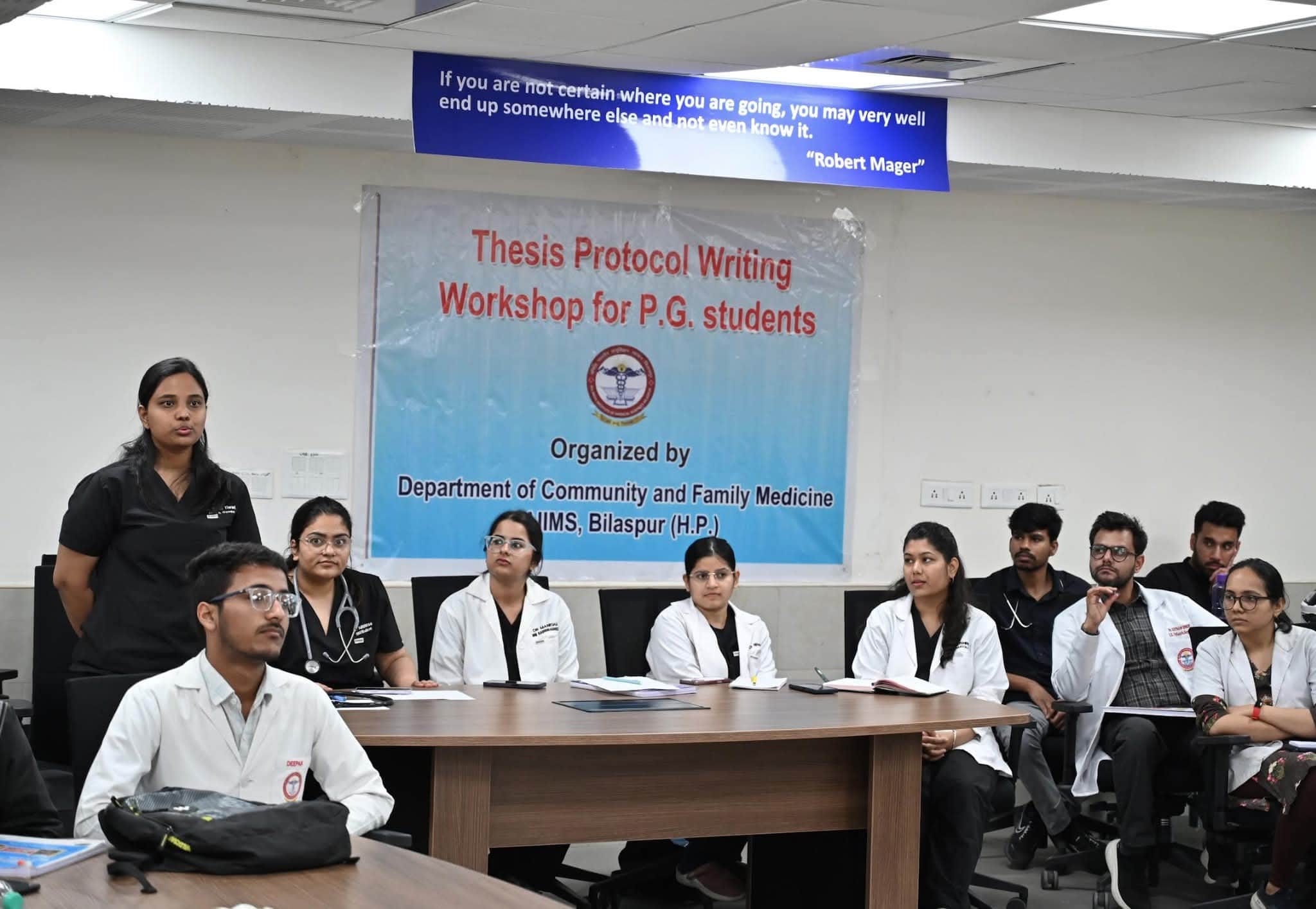 एम्स बिलासपुर में आयोजित थीसिस प्रोटोकॉल वर्कशॉप में मौजूद प्रशिक्षु चिकित्सक। स्रोत: एम्स प्रब