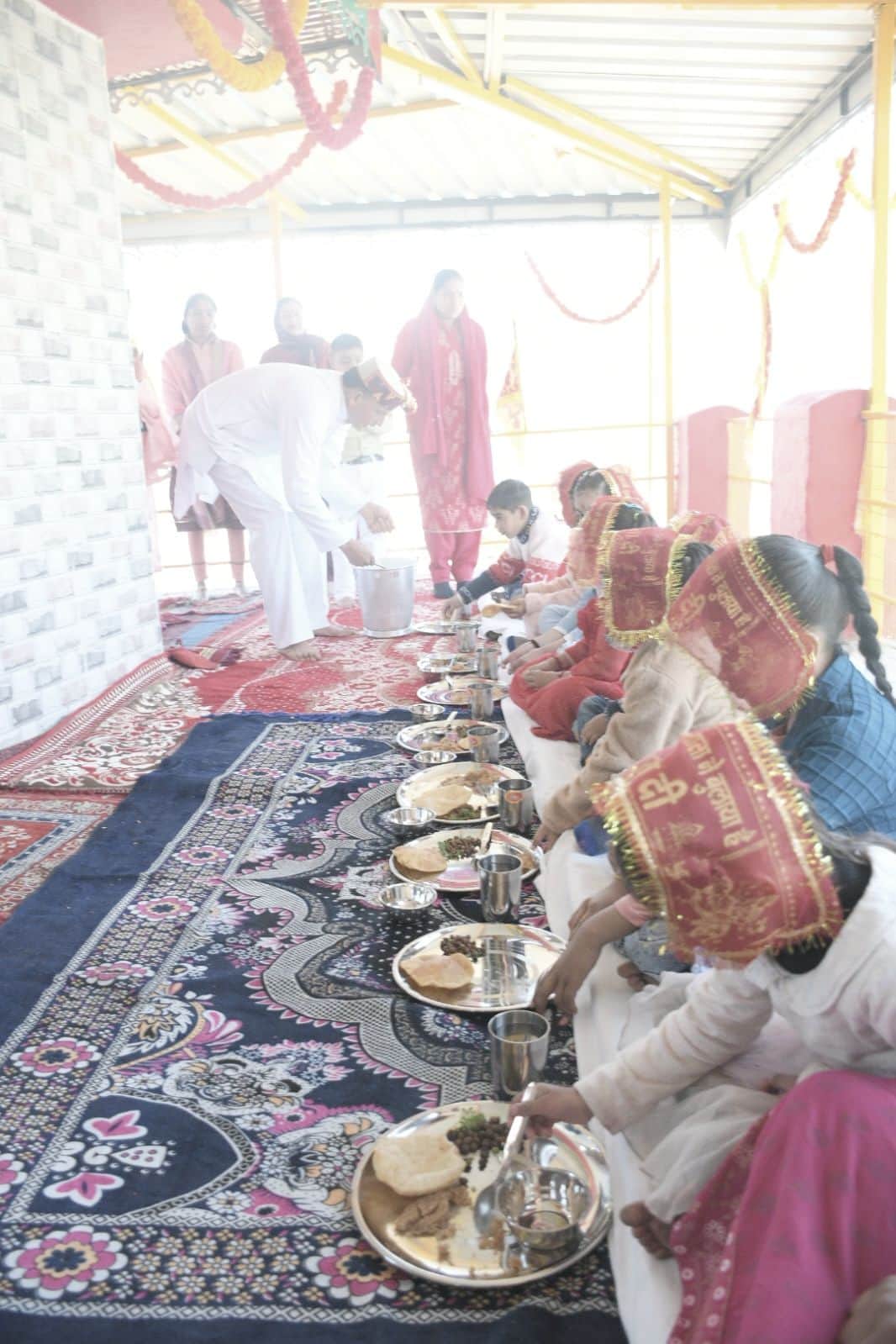 एसएसबी ट्रेनिंग सेंटर शालाबाग सराहन में कन्या पूजन में अधिकारी और अन्य। संवाद