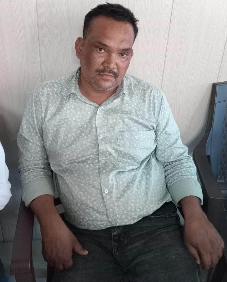 एंटी करप्शन की ओर से गिरफ्तार आरोपी चंद्रेश यादव रोजगार सेवक।