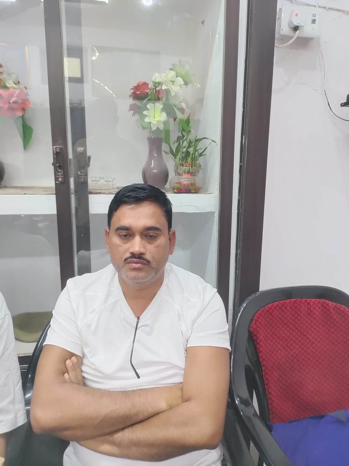 एंटी करप्शन टीम द्वाा रिश्वत के साथ गिरफ्तार जेई  मुसाफिर सिंह यादव। स्रोत- एंटी करप्शन