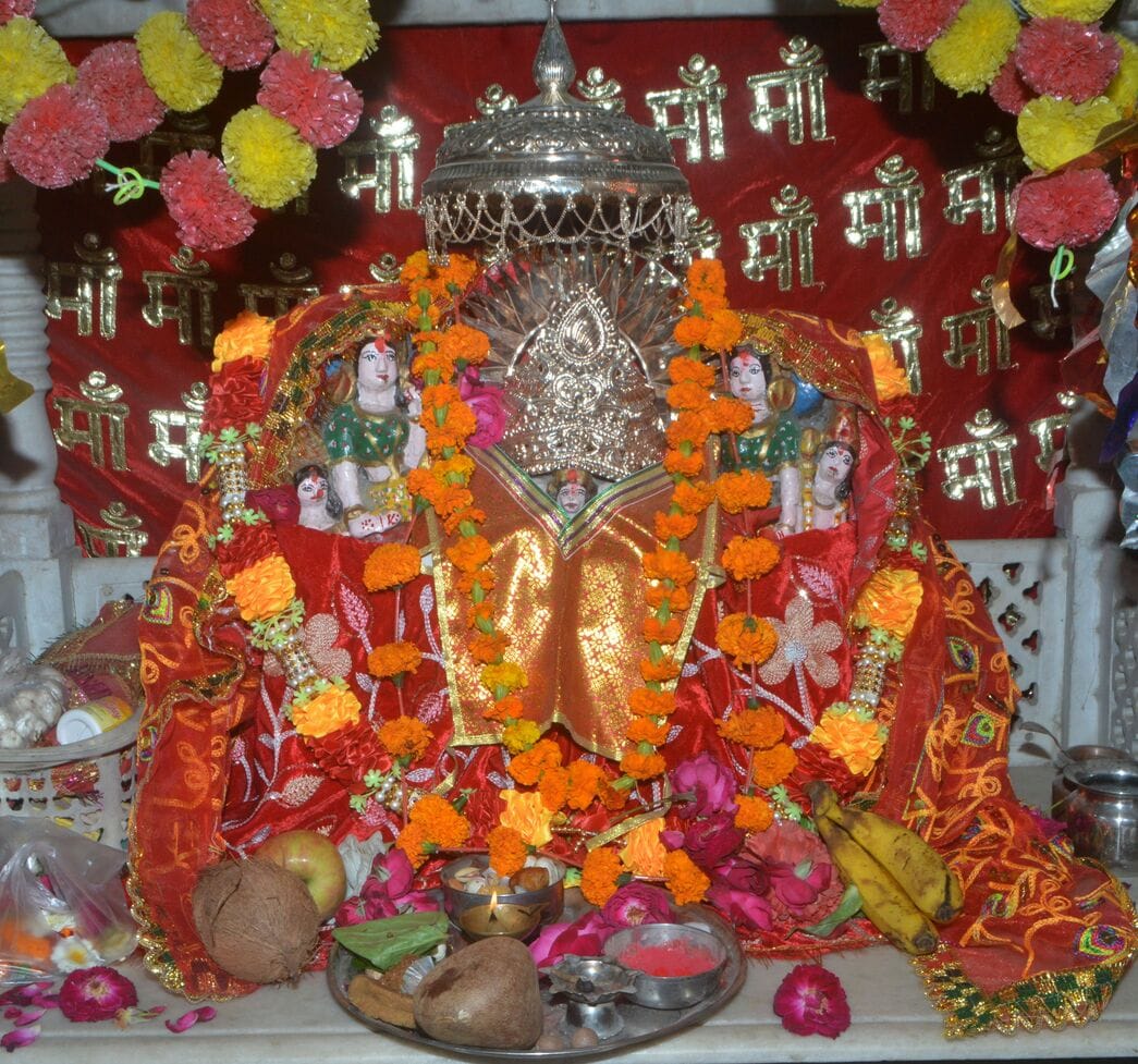 Worshiping Mahagauri, devotees prayed for wealth and prosperity.