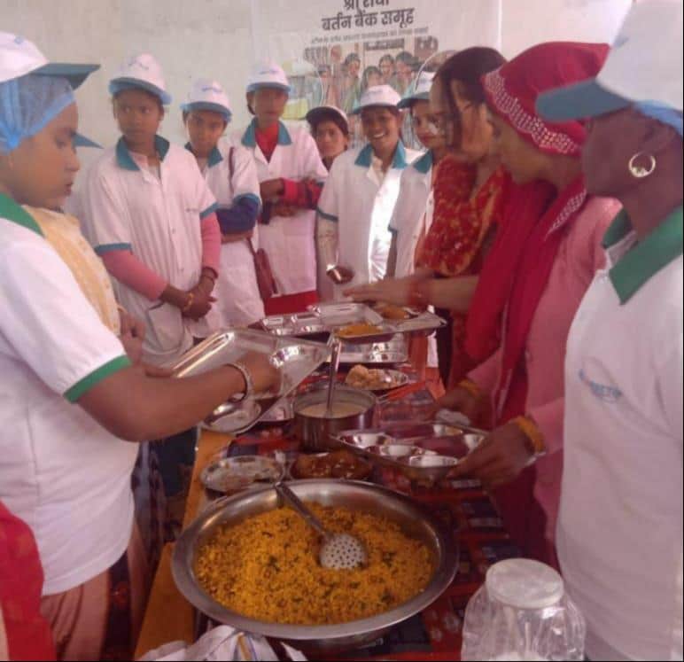 फोटो-1-खानपान सामग्री बनाने का प्रशिक्षण लेती महिलाएं। स्रोत: आर्काइव।