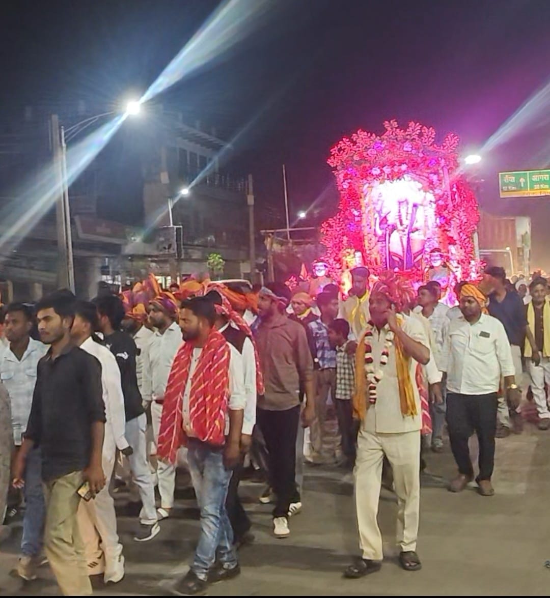 Flowers rained on Emperor Ashoka's procession, a flood of Kushwaha community poured onto the streets of Kheragarh, a historic procession was taken out on Emperor Ashoka's birth anniversary.