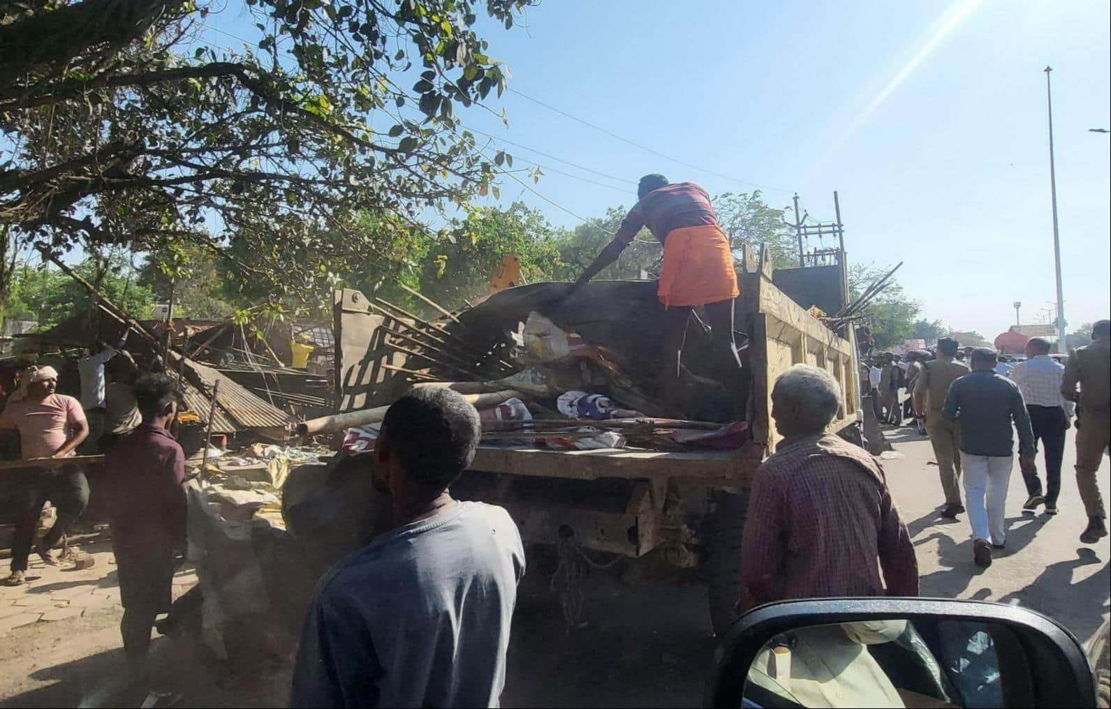 फोटो-11- अतिक्रमण अभियान के दौरान के सामान लेकर जाता नगर पालिका का ट्रक। स्रोत: नगर पालिका कर्