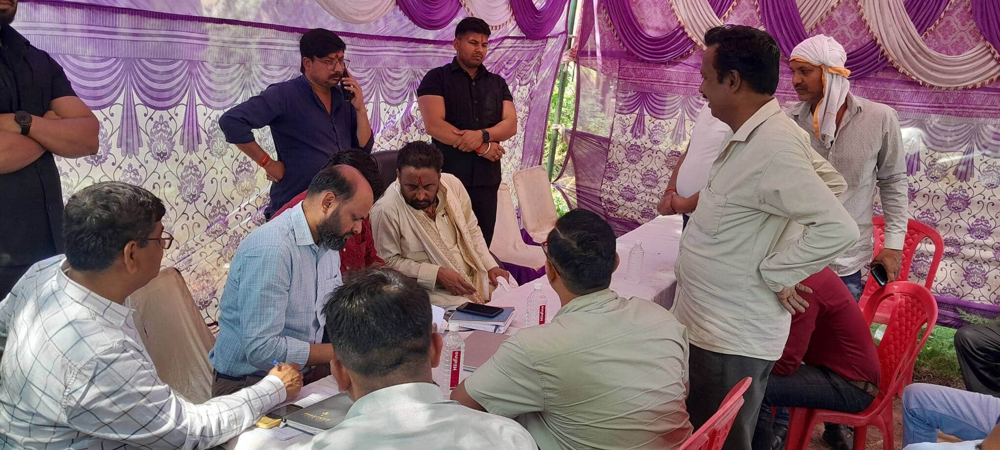 फोटो-15- समाधान शिविर में शिकायतें सुनते अधिशासी अभियंता विमल कुमार व मौजूद विधायक आशुतोष शुक