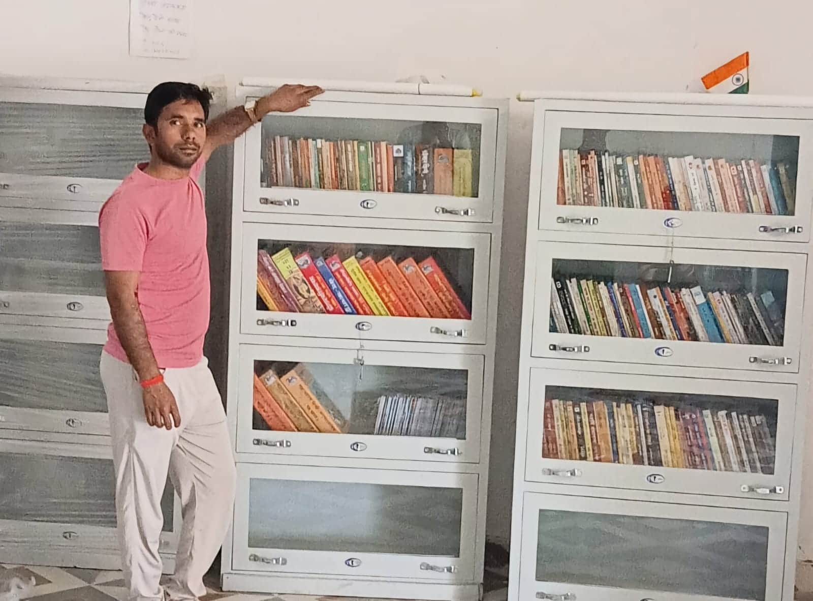 फोटो-16 ग्राम पंचायत सिठऊपुर स्थित डिजिटल लाइब्रेरी में रखी किताबें। स्रोत : कर्मचारी