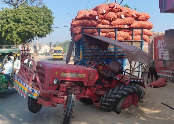 फाेटो-2 घटना स्थल पर जमीन में धंसा खड़ा ट्रैक्टर। संवाद