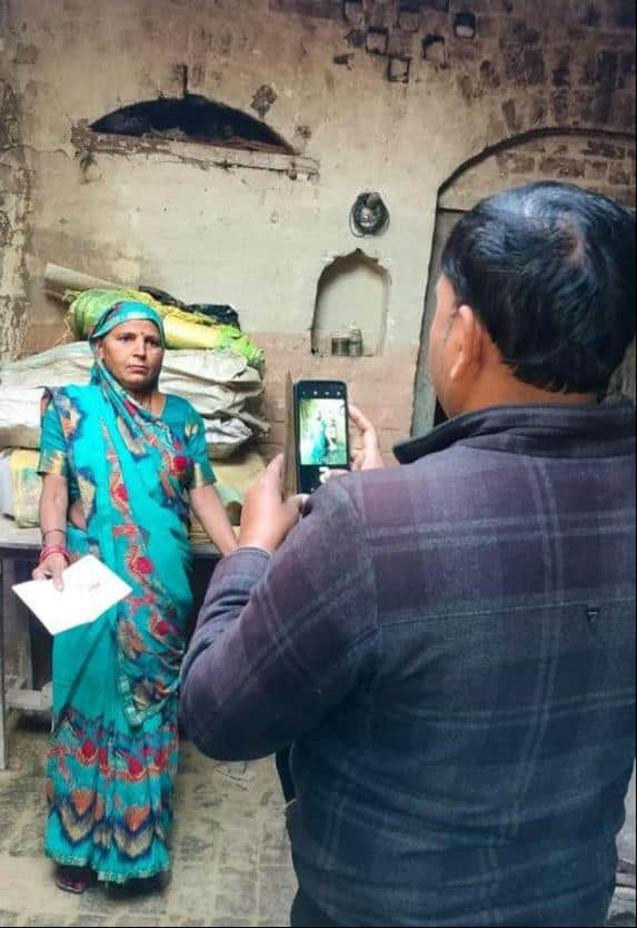 फोटो-2-प्रधानमंत्री ग्रामीण आवास योजना के लिए सर्वे करता पंचायत कर्मी। आर्काइव।