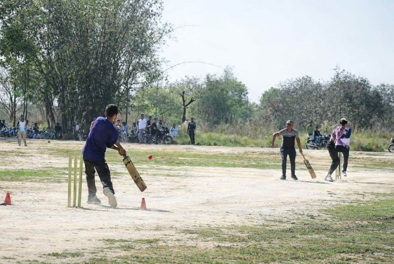 फोटो-20-मिर्जापुर प्रीमियर लीग में खेले गए मुकाबले में शॉट लगाता बल्लेबाज। स्रोत: आयोजक।