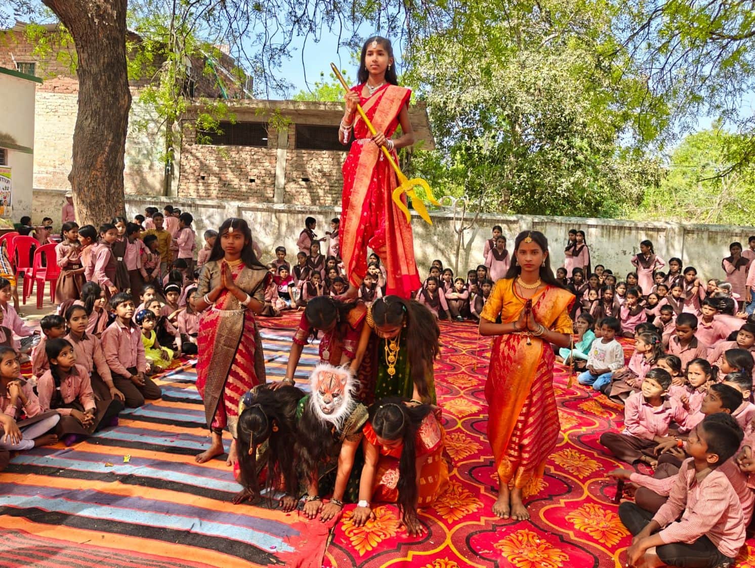 फोटो-22- वार्षिकोत्सव में मां दुर्गा की झांकी प्रस्तुत करतीं छात्राएं। स्रोत: शिक्षक