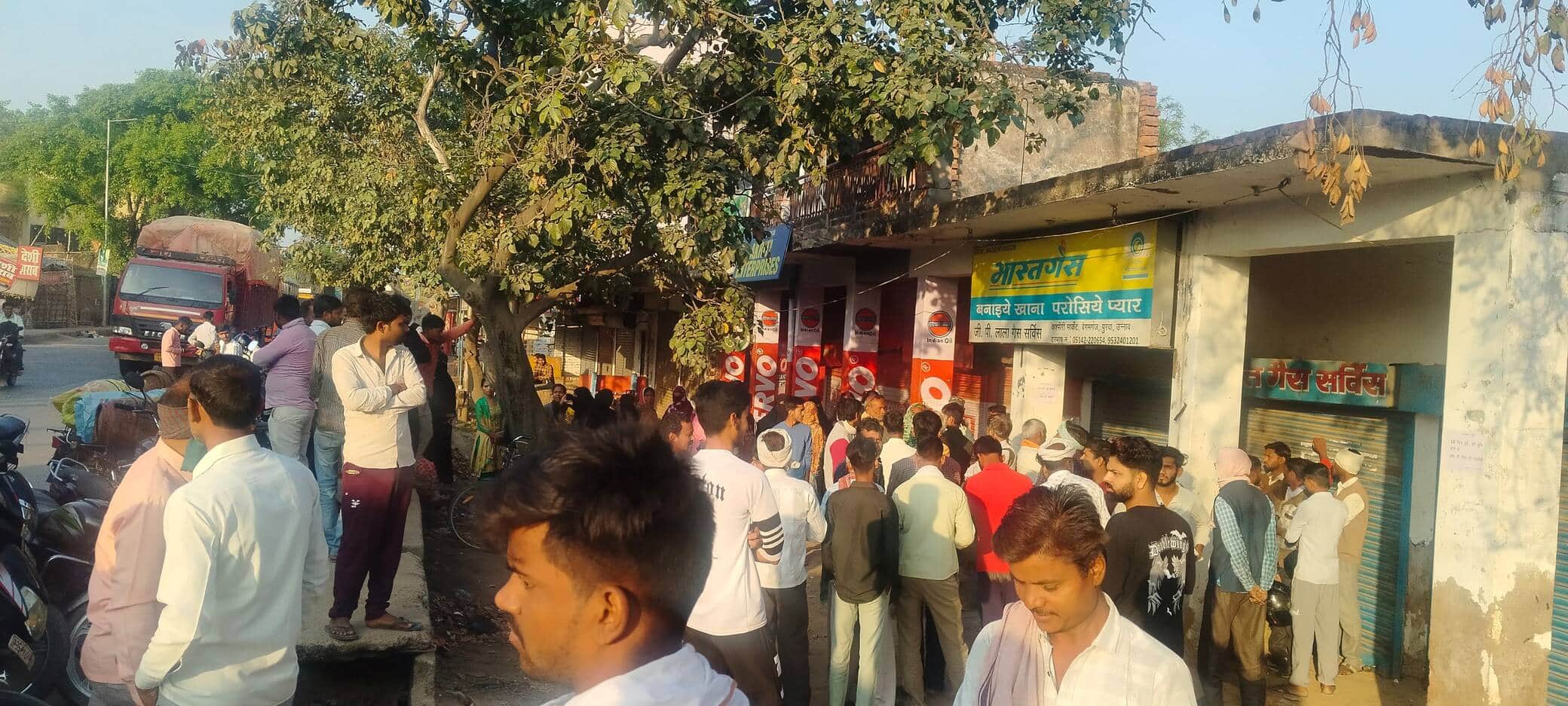 फोटो-24- गैस एजेंसी के सामने लगी उपभोक्ताओं की भीड़। स्रोत: पाठक