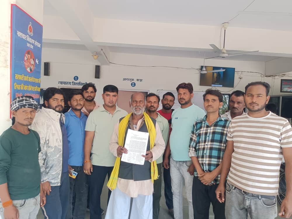 फोटो-25-डीएम को ज्ञापन देने पहुंचे ग्रामीण।संवाद