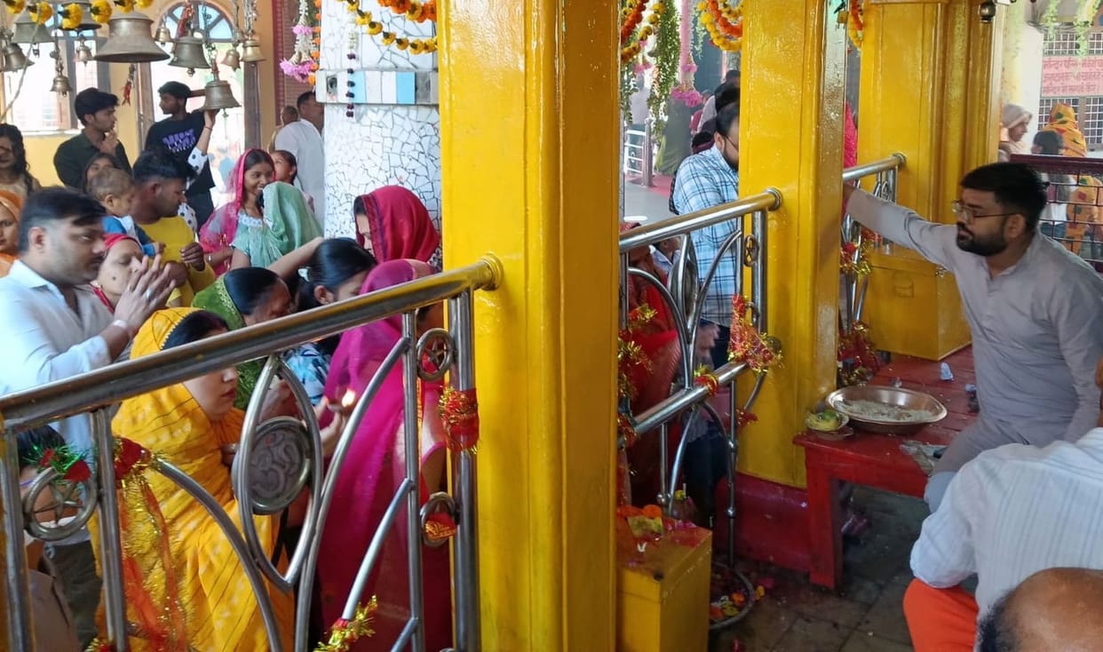 Devotees prayed to Maa Kalratri and sought happiness and prosperity.