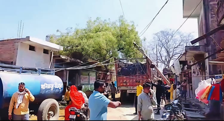 A Truck Loaded With Grain Smashed Three Electricity Poles, Leaving 24 Villages Without Power. - Chitrakoot News - Chitrakoot News:गल्ला से लदे ट्रक ने तोड़े तीन बिजली के खंभे, 24 गांवों की बत्ती गुल