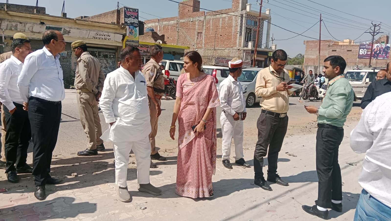 फोटो-27 अधिकारियों से पूछताछ करती विधानसभा याचिका उपसमिति के सदस्य। स्रोत : कर्मचारी