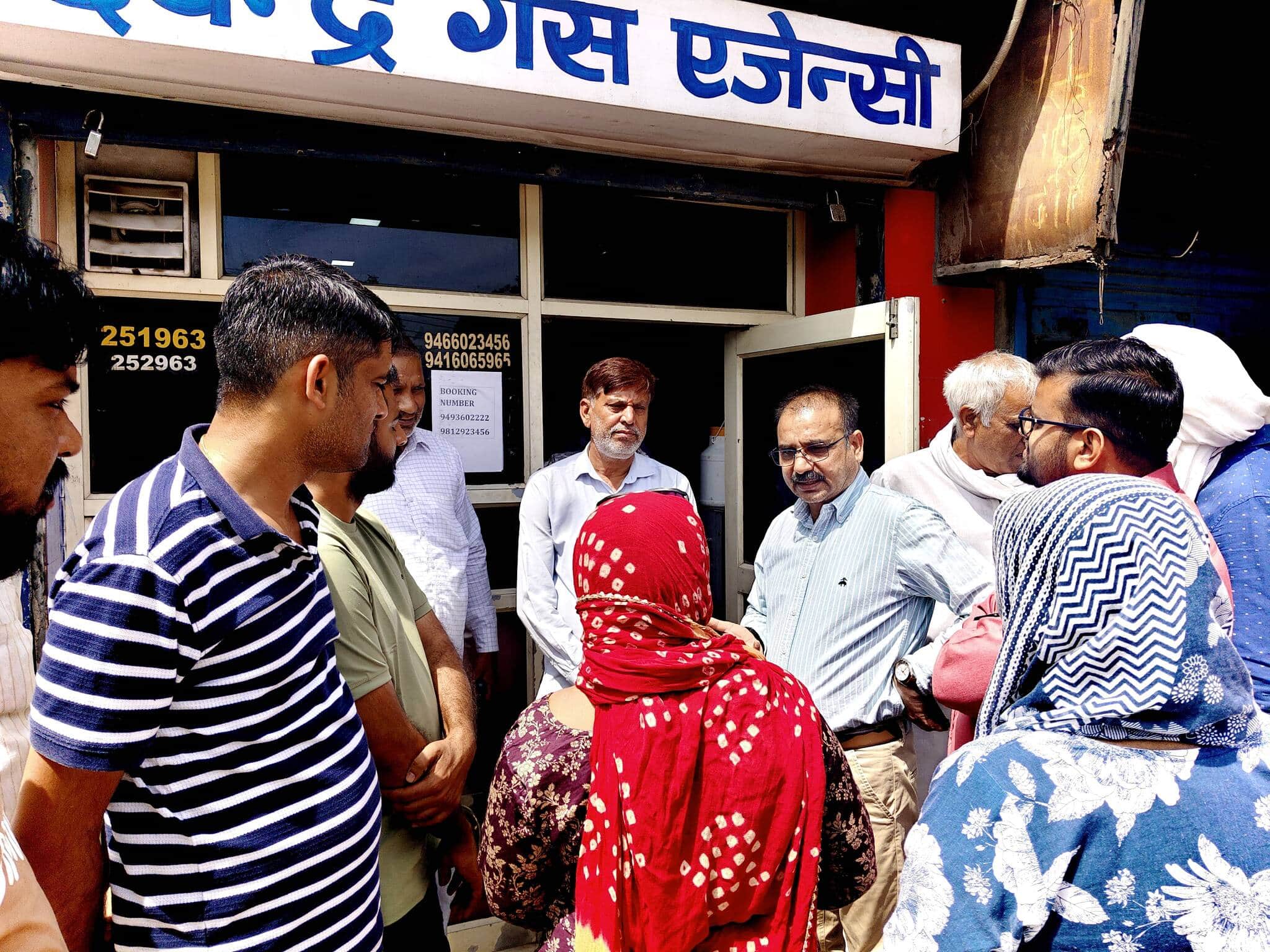 फोटो 3गैस एजेंसी का निरीक्षण करते सहायक खाद्य आपूर्ति अधिकारी अरुण सैनी।स्रोत प्रशासन