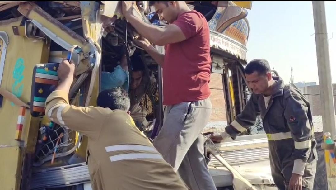 Truck driver trapped in cabin after hitting 22-wheeler truck