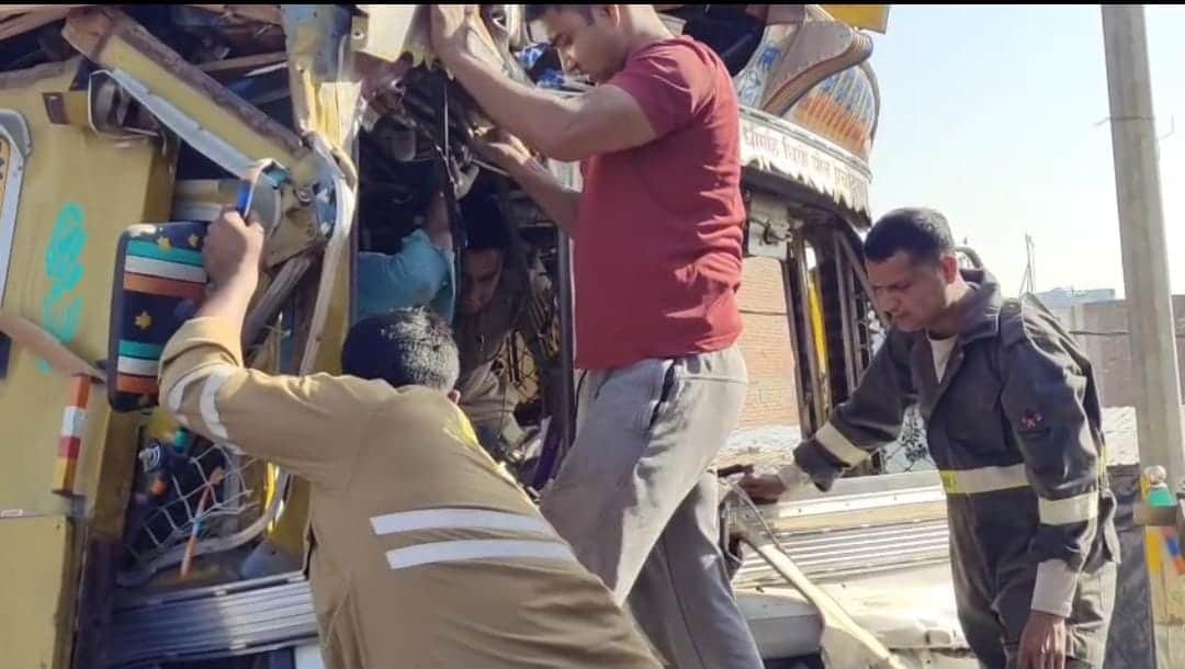 फोटो-3-कानपुर-इटावा हाईवे पर चालक को केबिन से निकलते दमकल कर्मी। संवाद