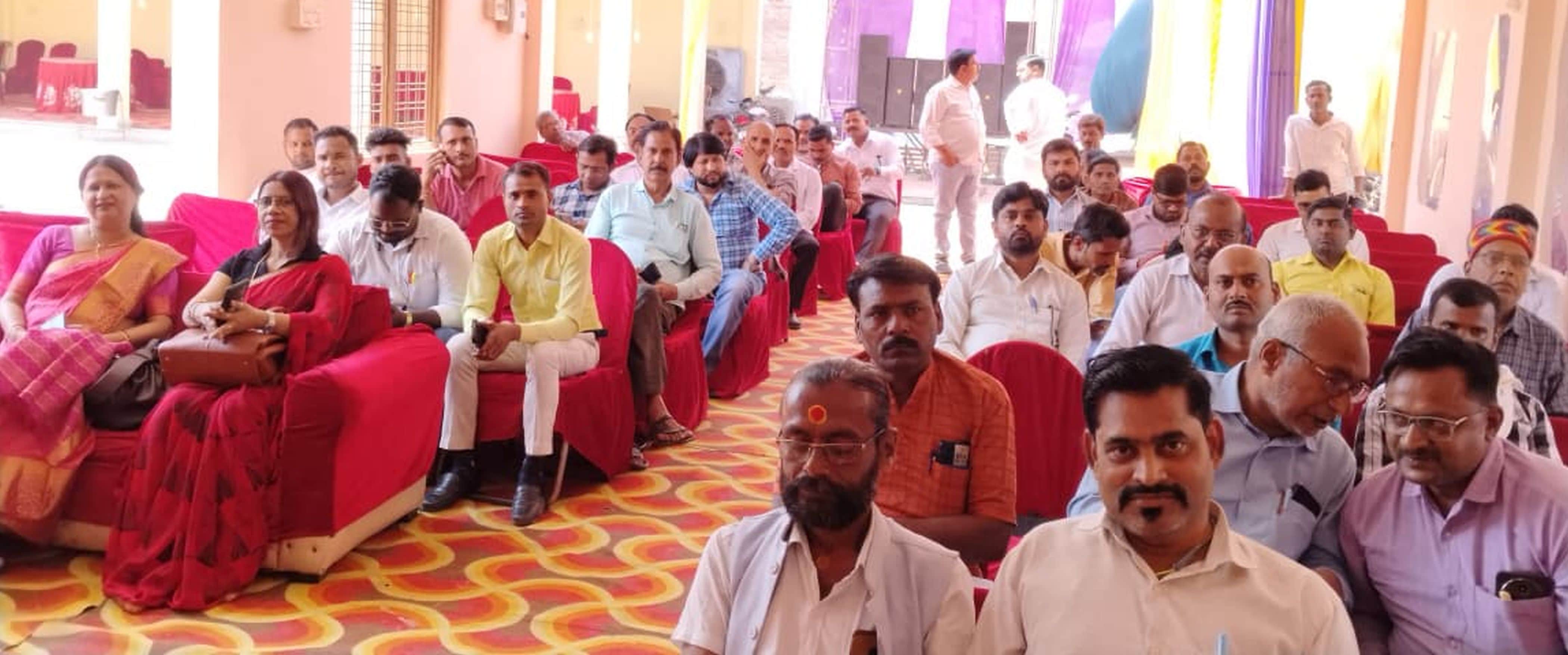 फोटो-34-बकेवर स्थित गेस्ट हाउस में गोष्ठी में मौजूद पत्रकार व समाजसेवी। संवाद