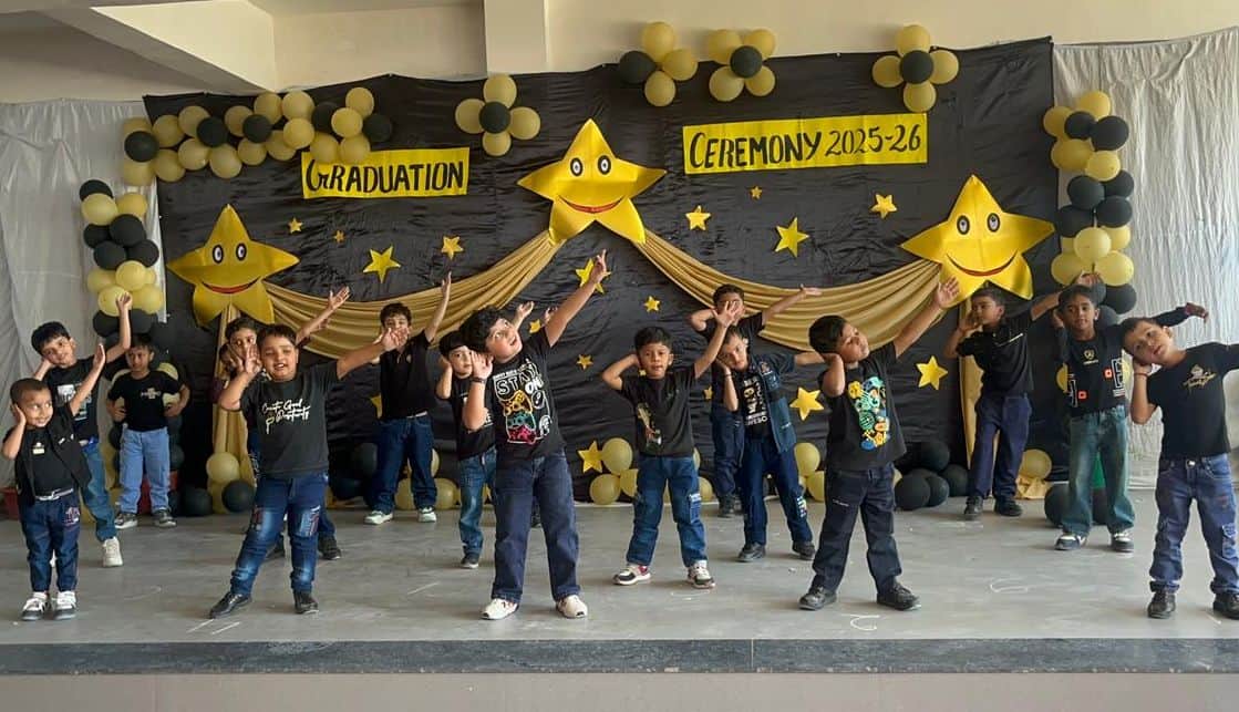 फोटो-34 दीक्षांत समारोह में कार्यक्रम प्रस्तुत करते बच्चे। स्रोत: शिक्षक